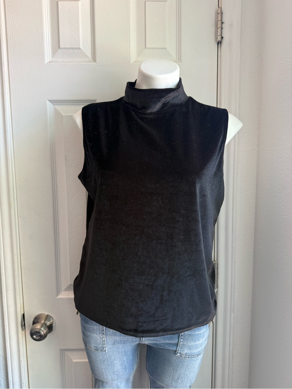 Gilligan & O'Malley Black Sleeveless Mock Neck Top
